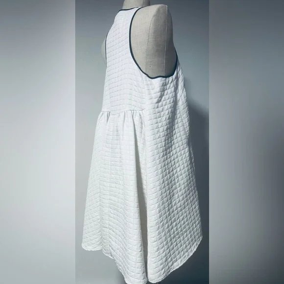 H&M: White Textured Sleeveless Dress - Picture 2 of 3